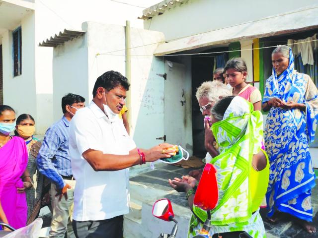 ಸಿದ್ದಾಪುರ ಗ್ರಾಮಸ್ಥರಿಗೆ ಆಹಾರ್ ಕಿಟ್ ವಿತರಿಸಿದ ಜಿ.ಪಂ ಅಧ್ಯಕ್ಷ ರೆಡ್ಡಿ